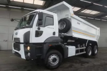 QUATRO CAMINHÕES TRUCK CAÇAMBA E UMA PÁ-CARREGADEIRA-RETROESCAVADEIRA