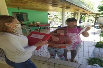 ENTREGA DE ATIVIDADES AOS ALUNOS DA REDE MUNICIPAL