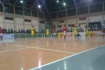 Empate no 1? jogo da final na IV Copa Iva? de Futsal.