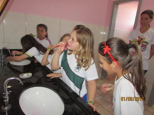 EVIDENCIAÇÃO DE PLACA BACTERIANA E ESCOVAÇÃO SUPERVISIONADA